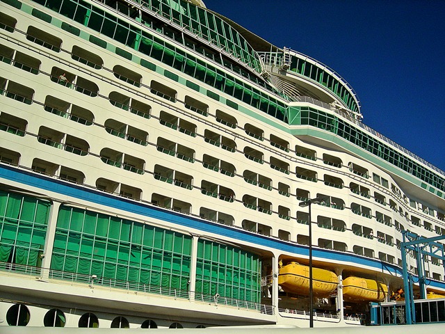 Royal Caribbean's Voyager of the Seas '04